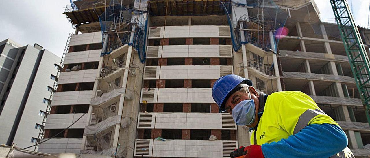 Los trabajadores de la construcción volvieron al trabajo hace unos días tras un mes parados por el estado de alarma.