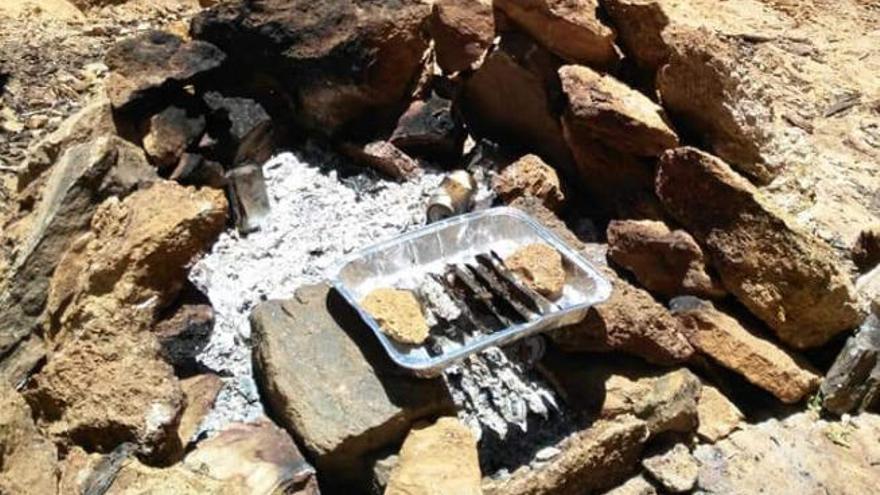 Restos de la parrillada en pleno Parque de las Cañadas del Teide.