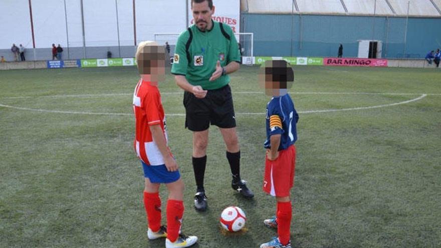 El árbitro Pérez Galera, en un partido de fútbol base.