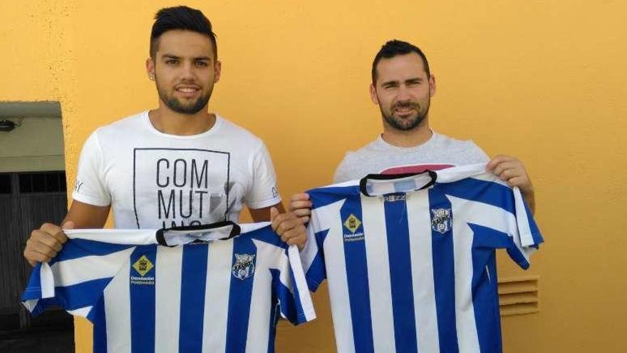 Nando y Cristian posan con la camiseta del Rápido Bahía. // G.N.