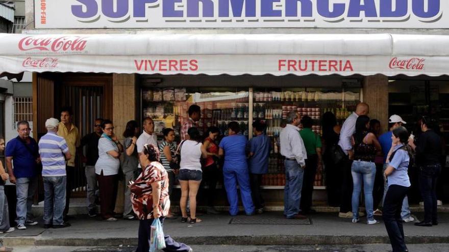 Cola para comprar alimentos en un supermercado de Caracas, la capital venezolana.