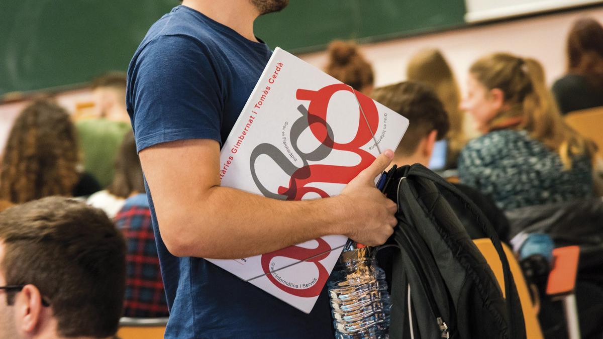 Un estudiante de Gimbernat entra a clase