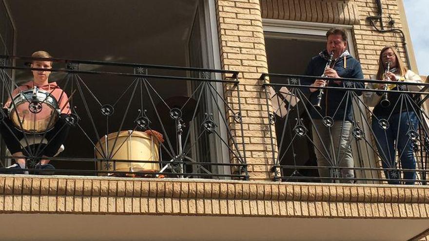 Los músicos de Castellón llenan los balcones de populares pasodobles contra el coronavirus