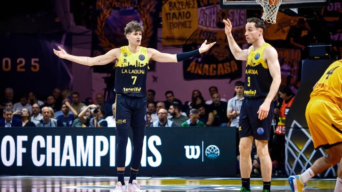 Henri Drell pide explicaciones a los colegiados en el partido de ayer.