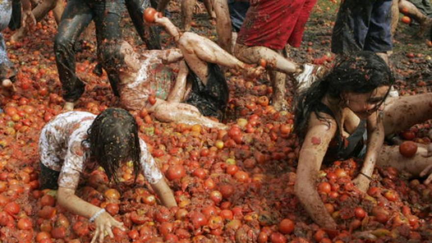 MULTITUDINARIA. Un momento de la &quot;Tomatina&quot; celebrada en Colombia.