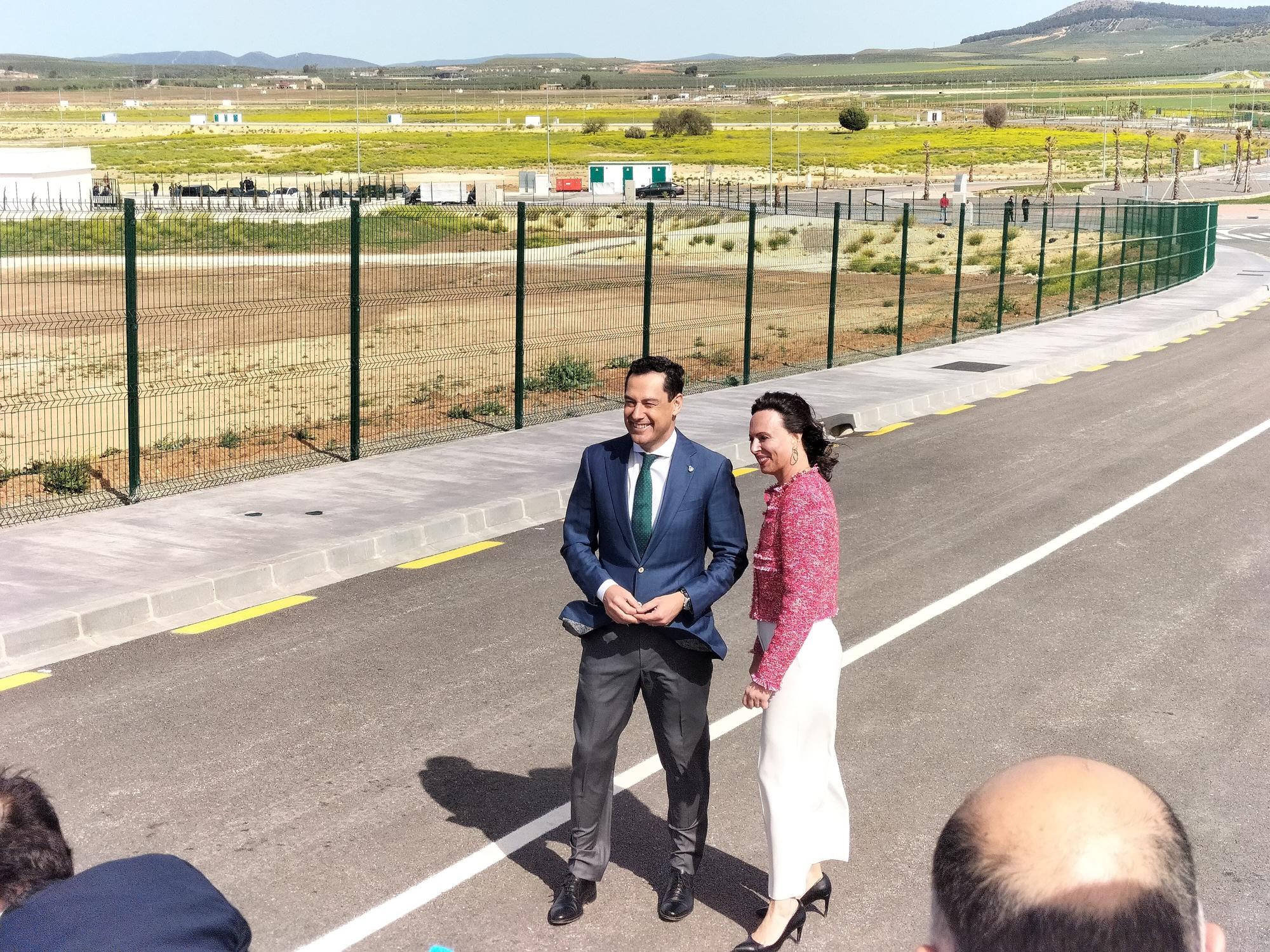 El presidente de la Junta de Andalucía, Juanma Moreno, ha inaugurado el puerto seco de Antequera tras 20 años de trámites y obras.