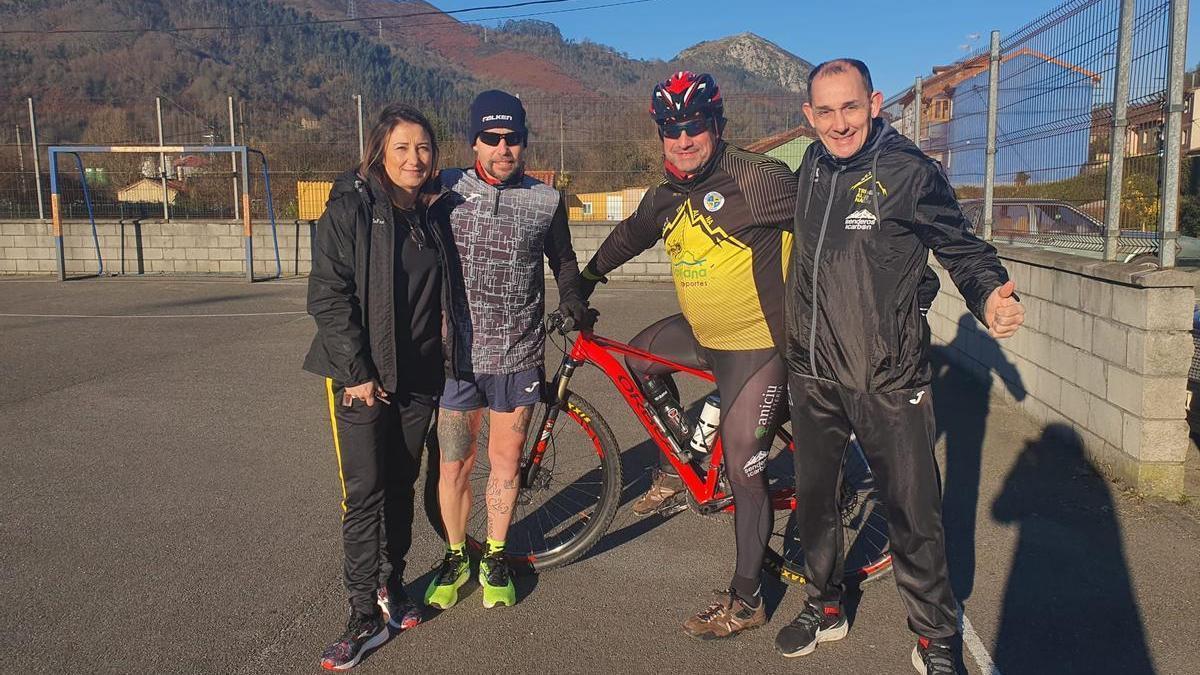 Héctor Moro, segundo por la izquierda, con amigos que lo apoyan en su nuevo reto solidario, antes de salir en Frieres.