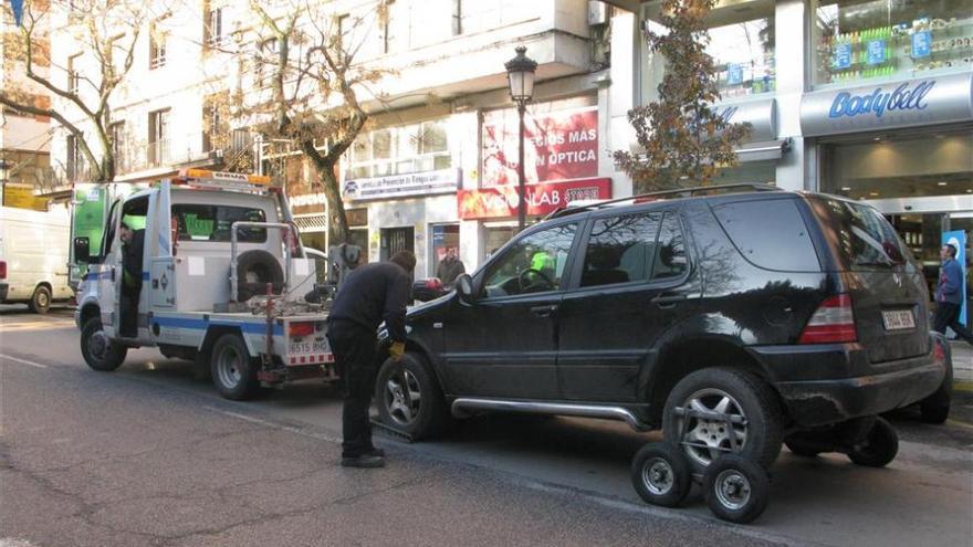 Los sindicatos advierten que en verano no habrá grúa las 24 horas del día en Cáceres