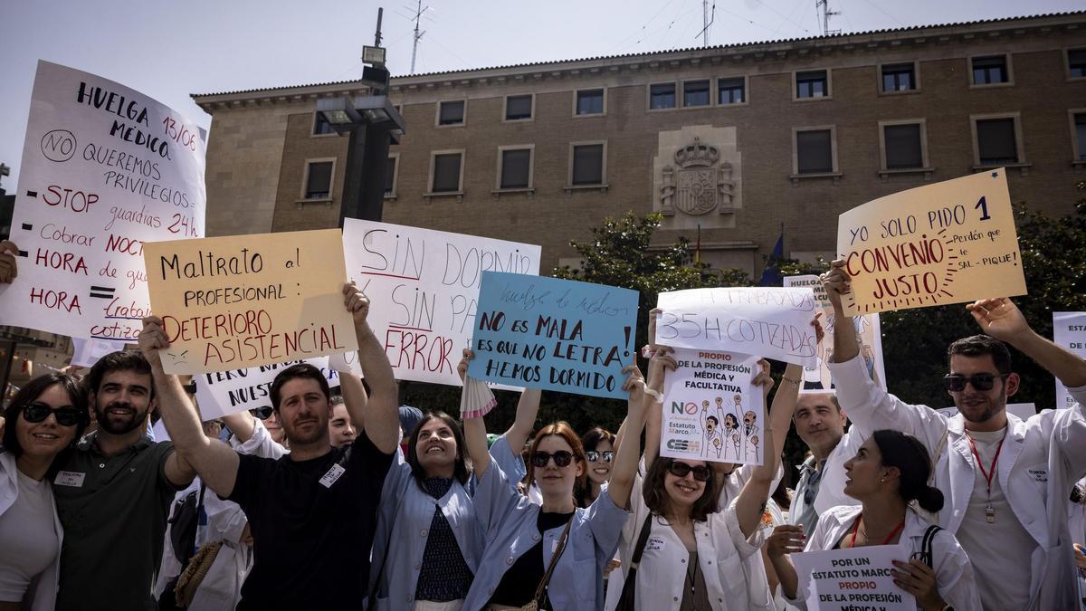 Protesta de médicos para denunciar el borrador del Estatuto Marco en Zaragoza, el pasado junio.