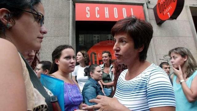 Alumnos concentrados ante una academia gallega de Opening en 2002.