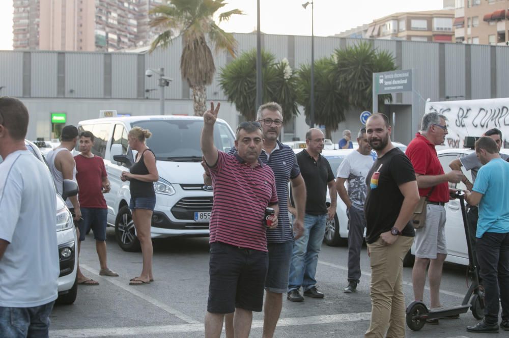 La huelga indefinida continúa: turistas cargados de maletas sin taxi en Alicante.