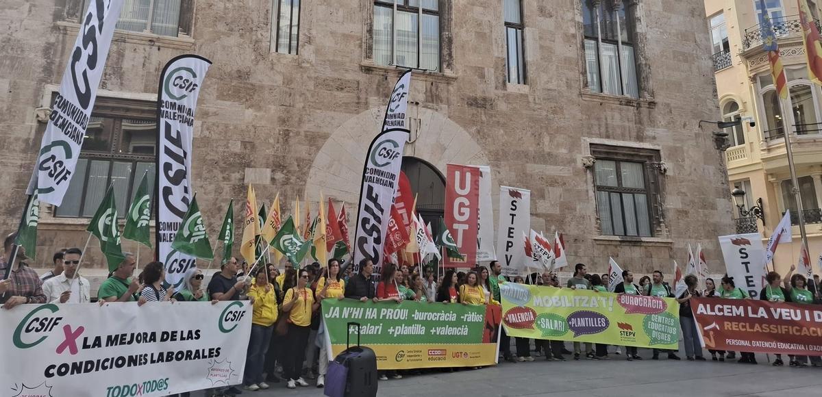 Concentración de los sindicatos a las puertas del Palau de la Generalitat.