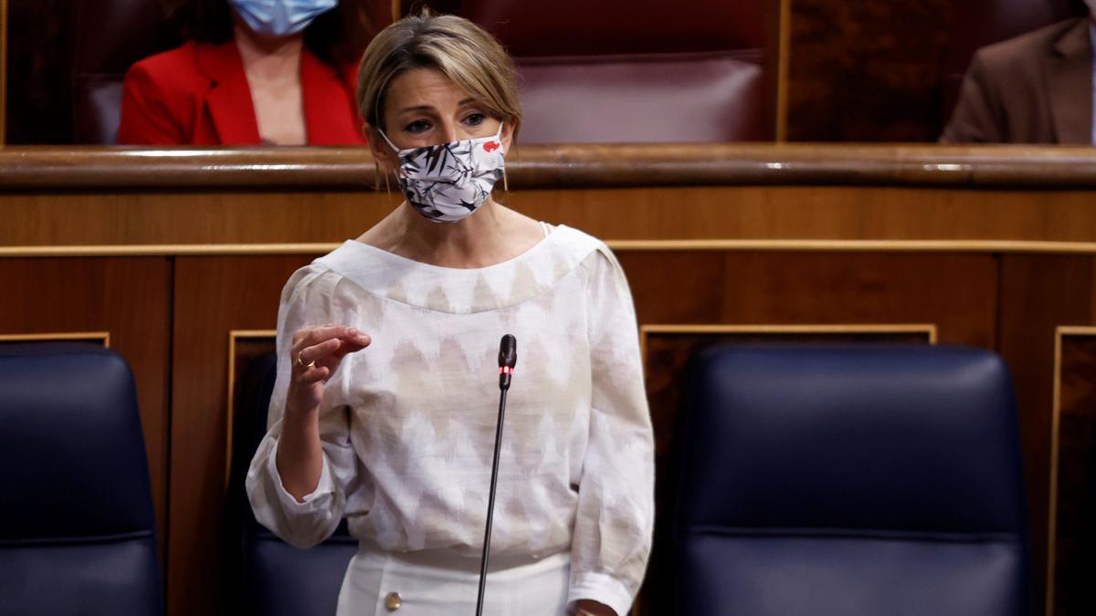 La vicepresidenta tercera del Gobierno y ministra de Trabajo, Yolanda Díaz, durante la sesión de control al Ejecutivo en el Congreso, este 12 de mayo de 2021.