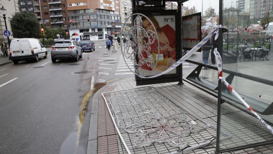 El adorno caído ayer en Pedro Duro. | JUAN PLAZA