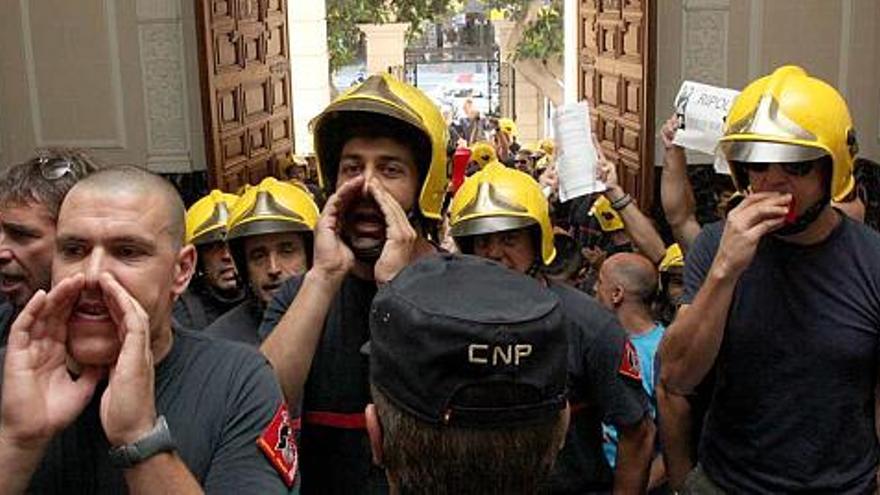 Medio centenar de bomberos volvieron a reclamar ayer a las puertas de la Diputación las mejoras salariales pendientes.