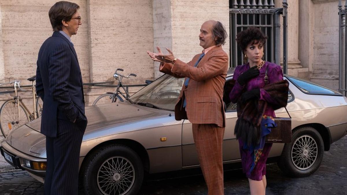 Adam Driver, Jared Leto y Lady Gaga, en un fotograma de 'La casa Gucci'.
