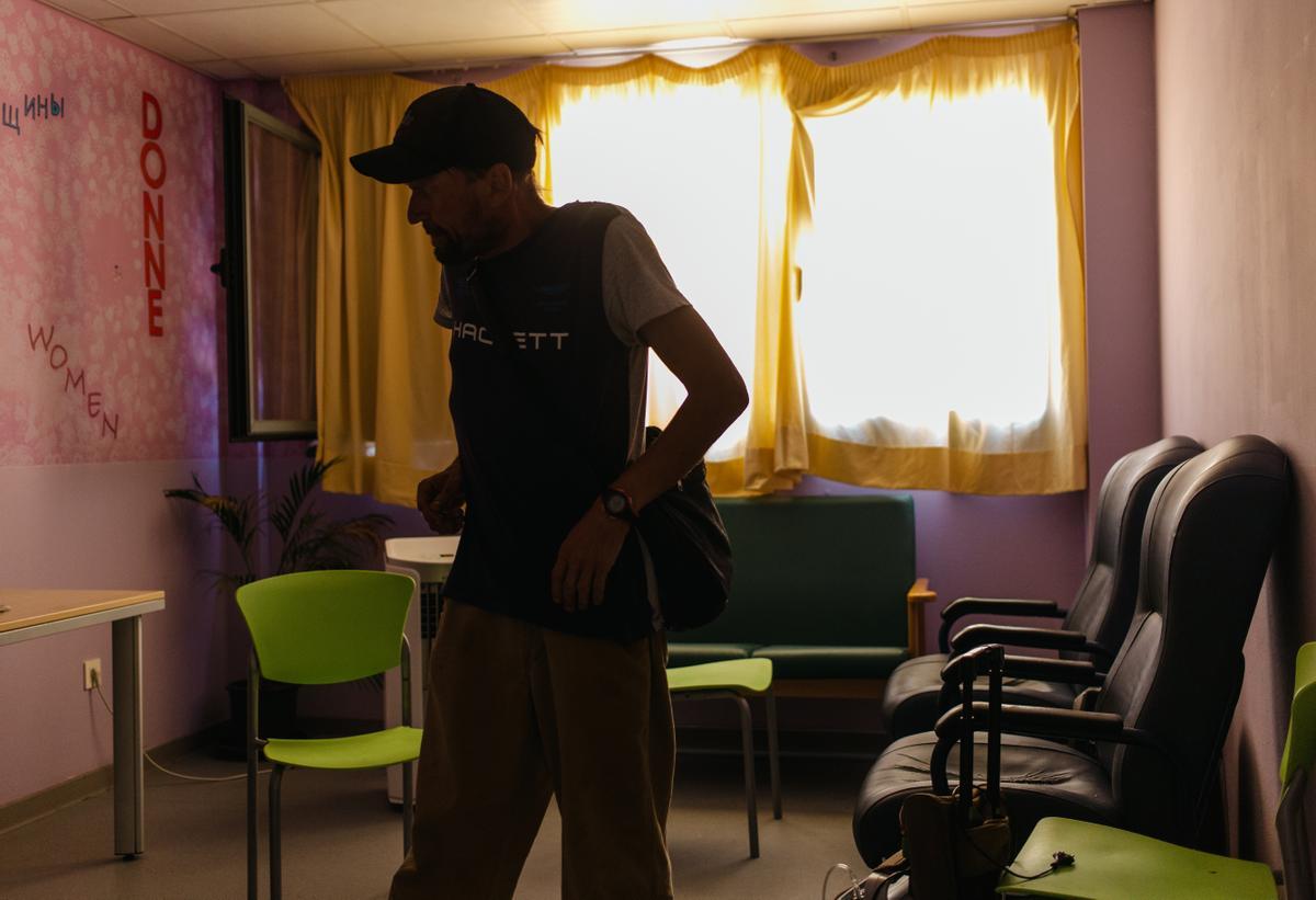 Un usuario del Centro de acogida municipal para personas sin hogar Puerta Abierta en una de las pocas salas con climatización.