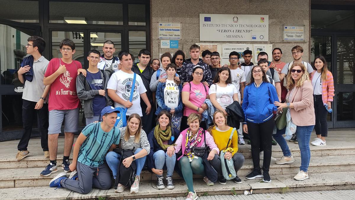 Alumnado y profesorado del Gloria Fuertes de Andorra a las puertas del IIS Verona Trento.