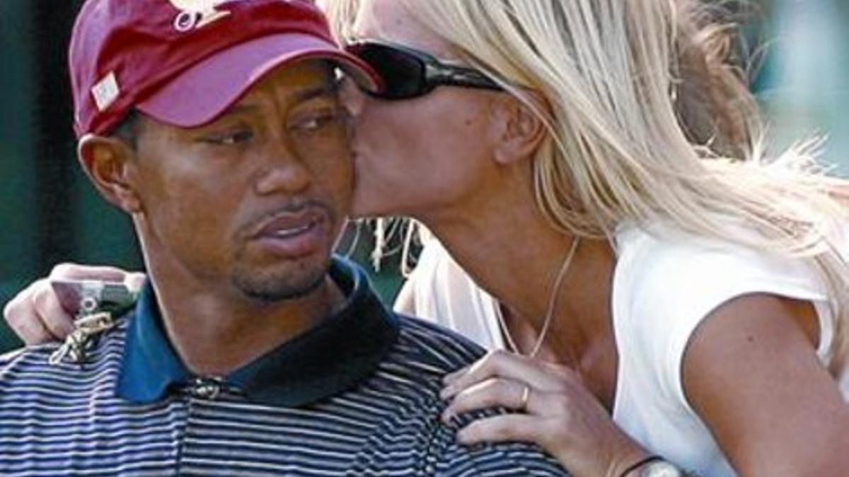 Elin Nordegren besa a Tiger Woods en un torneo del 2005.