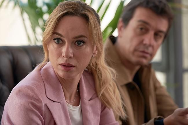 Marta Hazas y Javier Veiga en una escena de la segunda temporada de 'Pequeñas coincidencias'