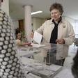 Una persona deposita un voto en las urnas.