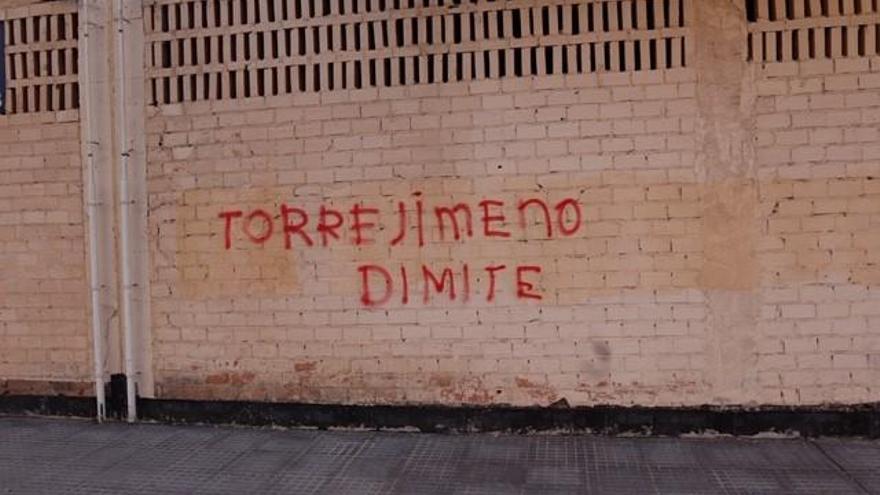 El domicilio del concejal Manuel Torrejimeno amanece con pintadas pidiendo su dimisión