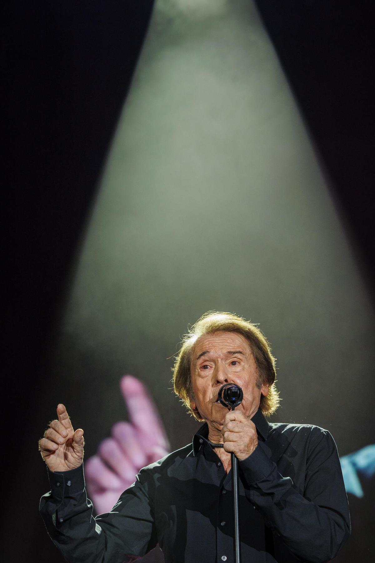 El cantante Raphael.