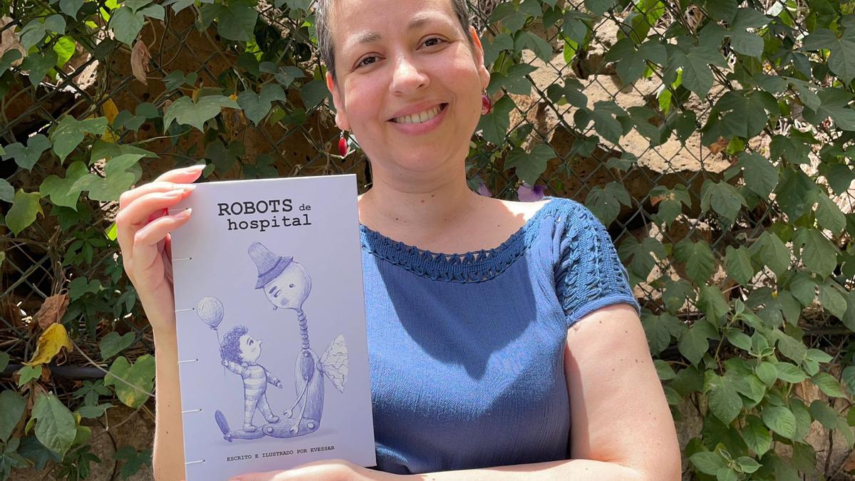 Evelyn Moreno muestra su libro 'Robots de hospital'.