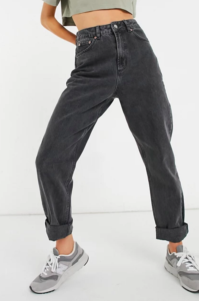 Vaqueros Mom de talle algo y corte holgado en negro desgastado de ASOS DESIGN