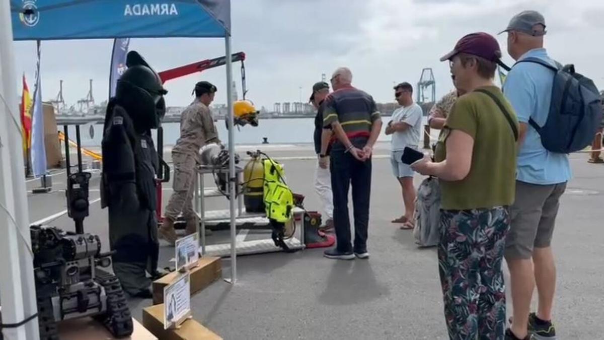 Primeros visitantes a la exposición estática sobre las Fuerzas Armadas en la Base Naval de Las Palmas de Gran Canaria