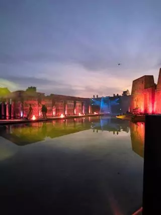 Clamor contra el despilfarro de agua en la fiesta egipcia de Ibiza: "Que hagan el lago con papel de plata, como hacíamos antes los belenes"