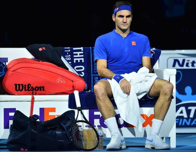 Roger Federer reacciona después de perder el primer set ante Kei Nishikori durante su partido de individuales de round robin en el primer día del torneo de tenis ATP World Tour Finals en el O2 Arena de Londres