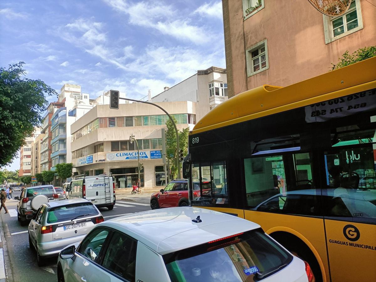 Vehículos particulares y guaguas tratan de atravesar el cruce entre Néstor de la Torre y Menéndez Pelayo, en el que no funcionan los semáforos.