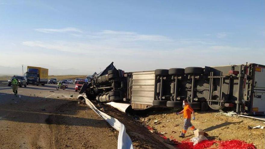 Vuelca un camión en la A-2, a la altura de La Muela, y obliga a cortar el tráfico