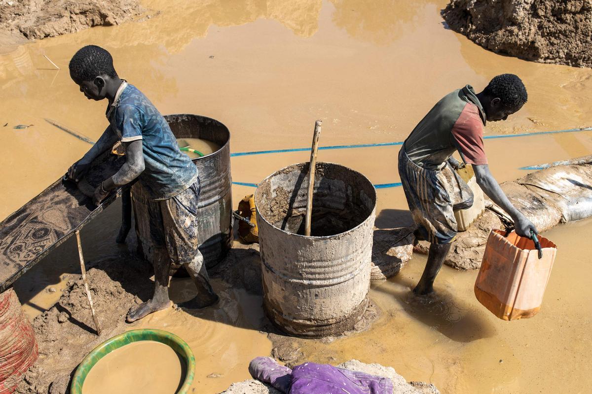 La minería artesanal de oro en Senegal. Karakaene y Bantakokouta son sitios de extracción de oro en el sureste de Senegal