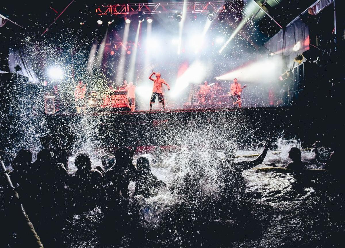 Los más valientes se atrevieron a darse un baño en el pantano de Lanuza durante los conciertos. | JAIME ORIZ