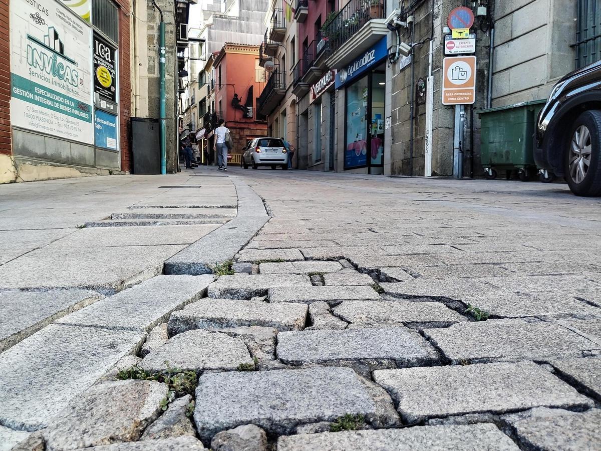 Pavimento en mal estado en la puerta Talavera de Plasencia.