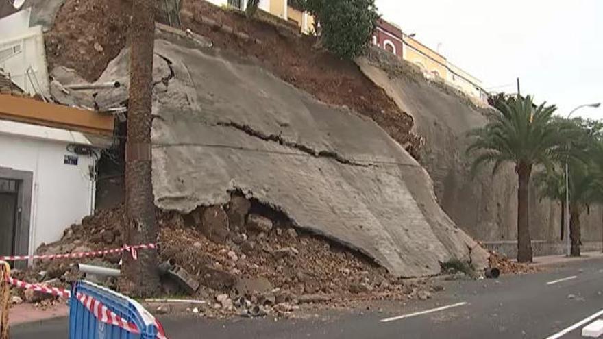 Evacúan a 29 personas por el desprendimiento de un muro de contención en Las Palmas