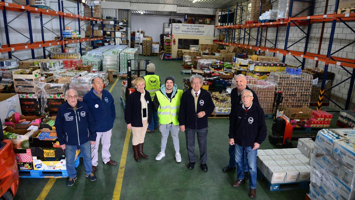 Presidenta y voluntarios del Banco de Alimentos, en su delegación de Plasencia.