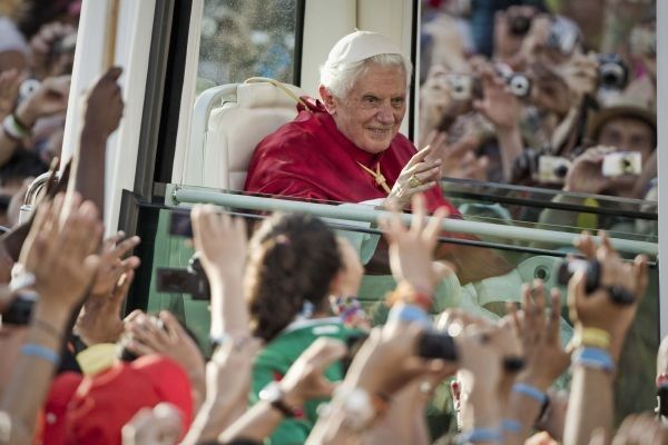 Miles de jóvenes dan la bienvenida a Madrid a Benedicto XVI