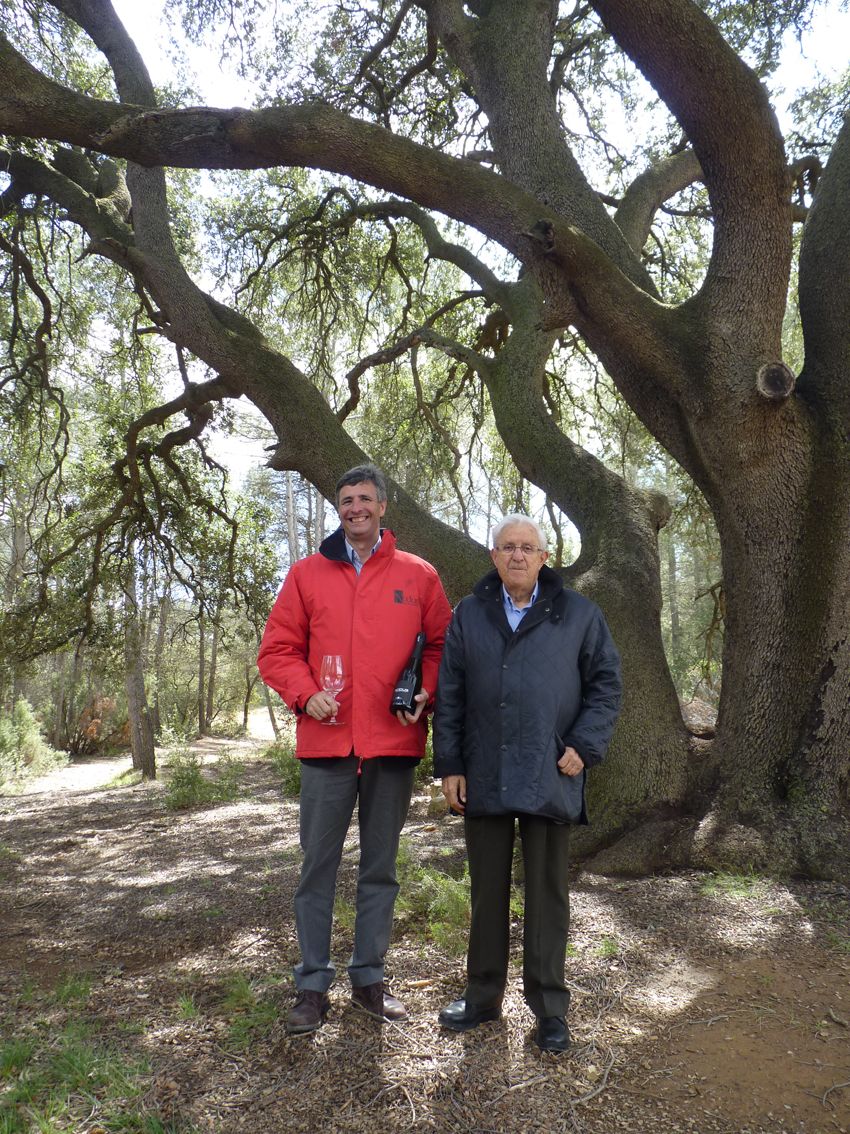 Adolfo, junto a su padre, a los pies de una encina de la finca El Renegado