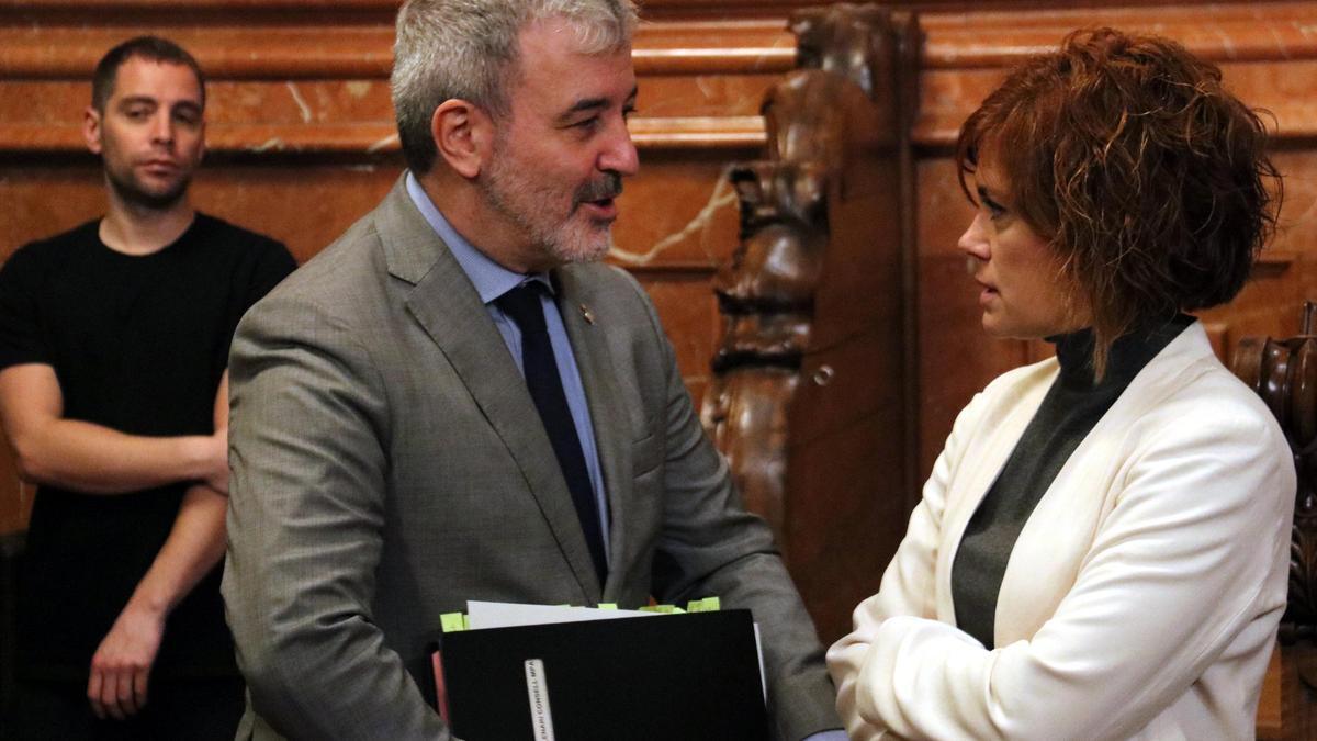 Collboni departe con Alamany antes del inicio del pleno municipal, este viernes.