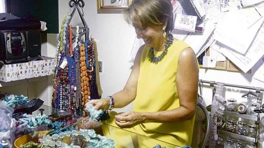 Marta Junco, en su taller, rodeada de algunos complementos de su colección. | Ana Díaz