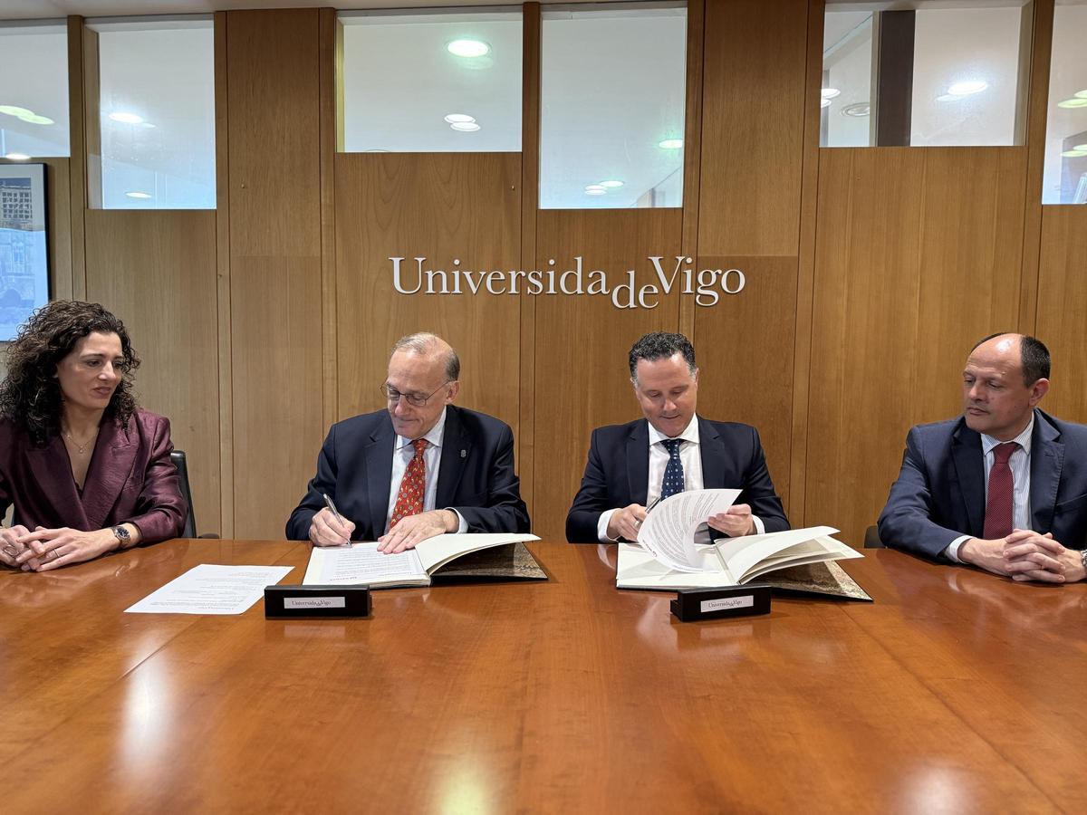 Reigosa e Esmorís asinando o convenio de colaboración para a creación da cátedra.