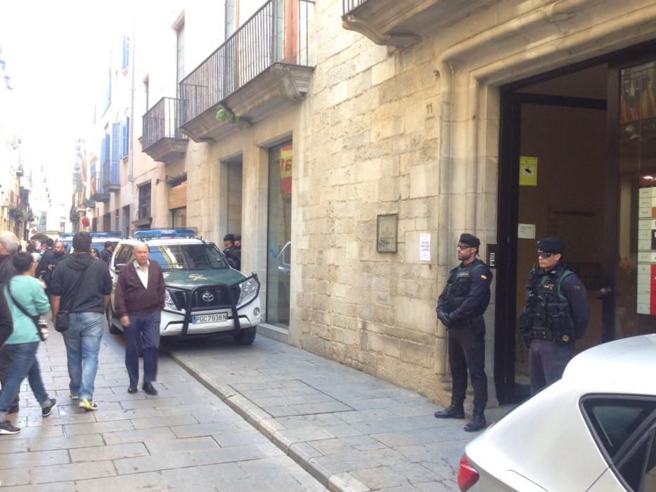 Cotxes de la Guàrdia Civil al carrer Ciutadans de Girona