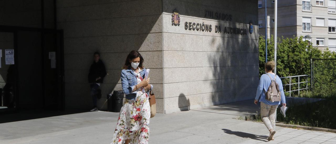 Acceso al edificio donde están los juzgados de lo Penal y la Audiencia de Vigo.