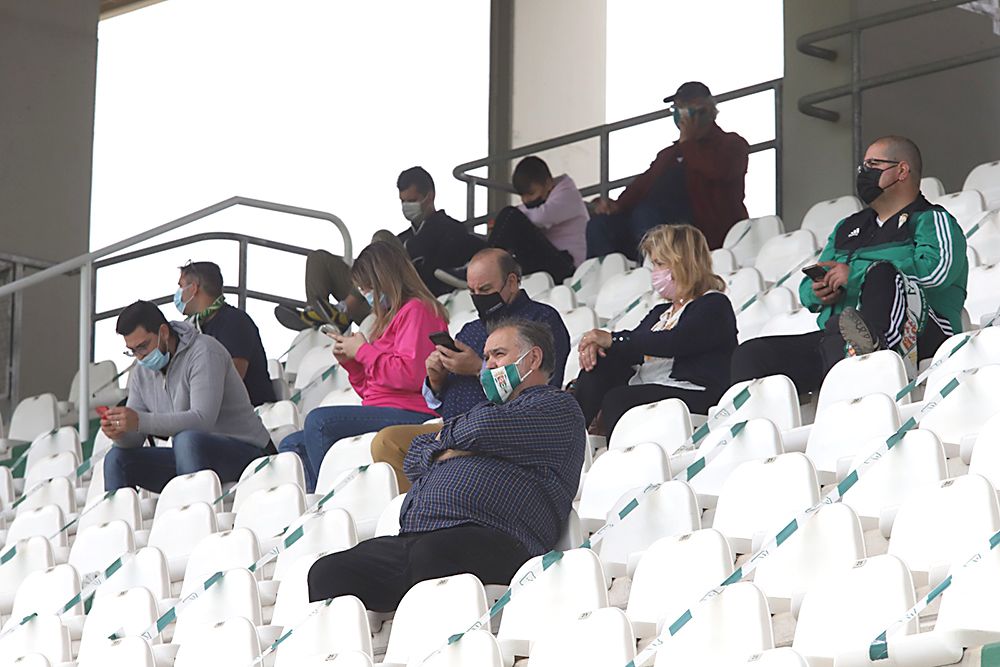 Aficionados asistentes al encuentro Córdoba CF-Cádiz B