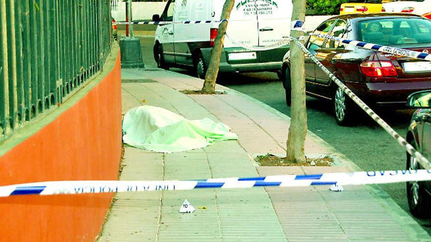 El cadáver del alemán Karl Heinz Thonningen, tapado con una sábado en junio de 2007.