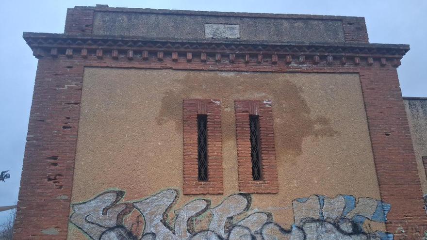 Vecinos y Fondenex se rebelan contra la dejadez que condena al depósito histórico del acueducto de San Lázaro