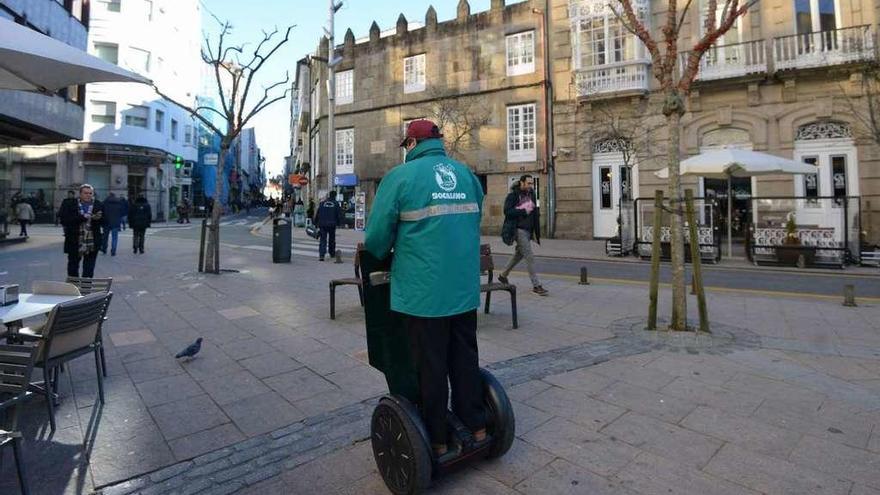 Un hombre conduce un &quot;segway&quot; por la plaza de San José en la mañana de ayer. // Gustavo Santos